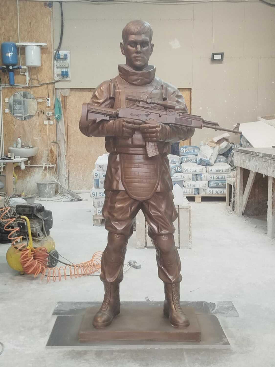 Памятник скульптура солда Памятник скульптура солдат